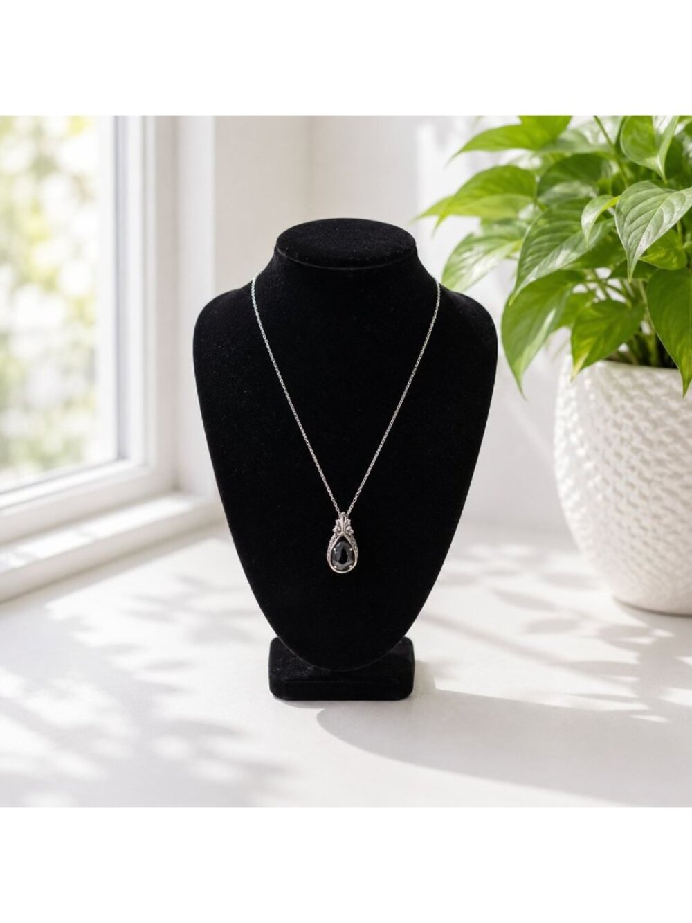 Vintage Silver Pendant Necklace With Black Gemstone & Intricate Detailing 18-Inc